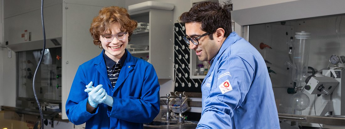 Davoud Mozhdehi and a student working in a research lab together.